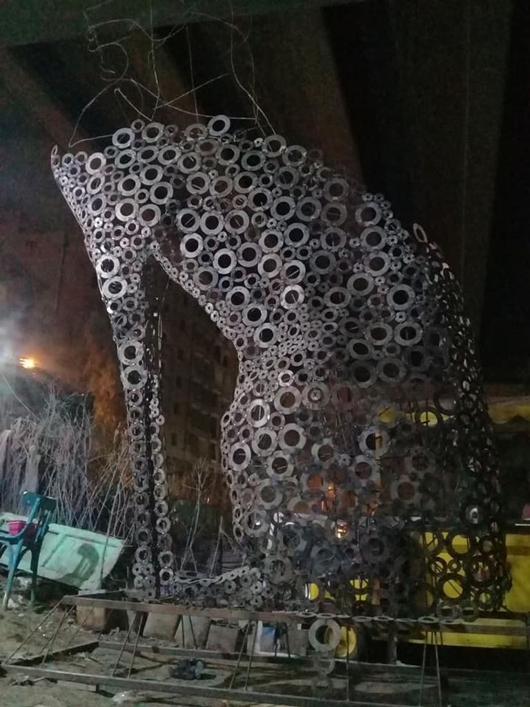 قط فرعوني ضخم مصنوع من "الخردة"