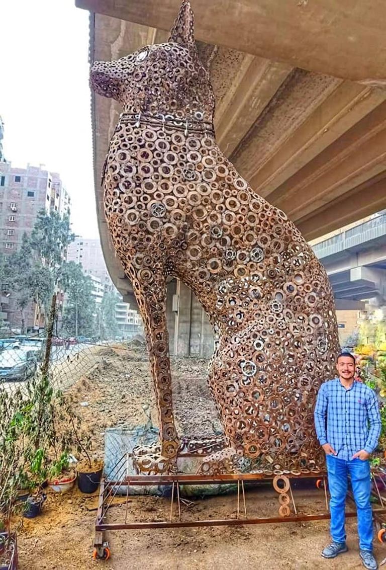 قط فرعوني ضخم مصنوع من "الخردة"