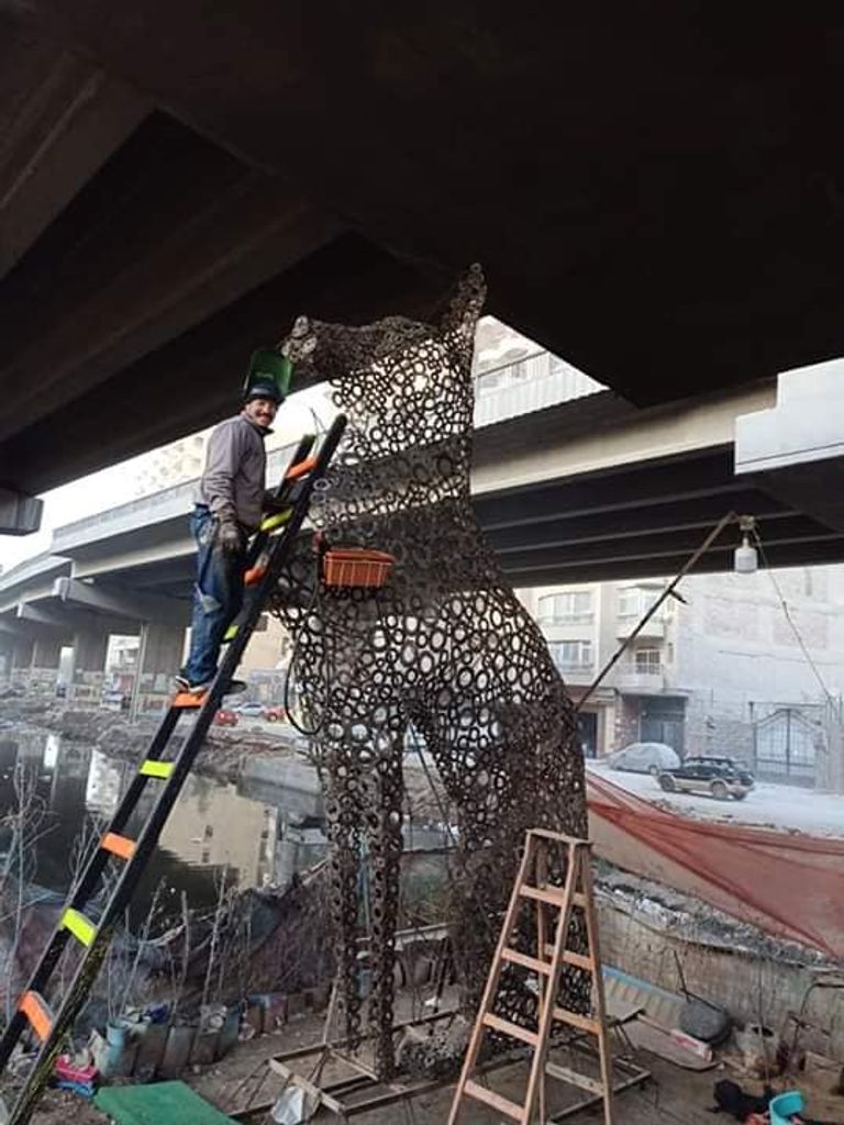 قط فرعوني ضخم مصنوع من "الخردة"