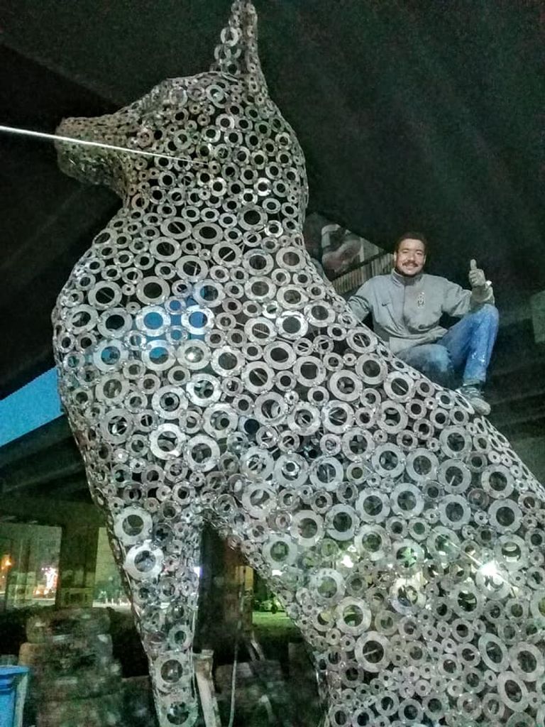 قط فرعوني ضخم مصنوع من "الخردة"