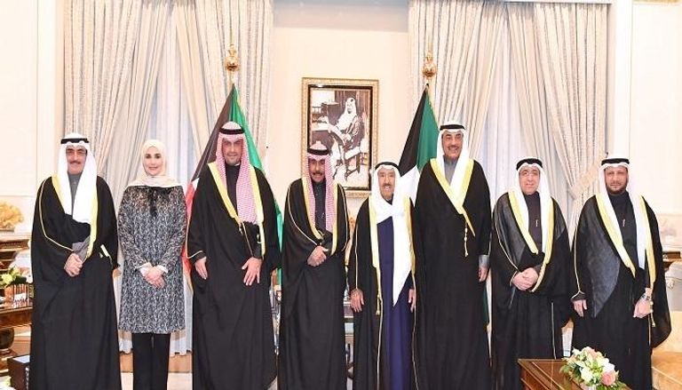 أمير الكويت يتوسط الوزراء الجدد