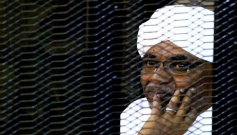 الرئيس السوداني المعزول عمر البشير خلال محاكمته بالخرطوم - أرشيفية