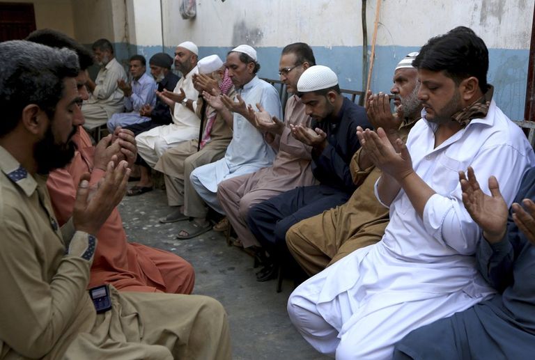 عناصر من الشرطة الباكستانية في موقع الحادث