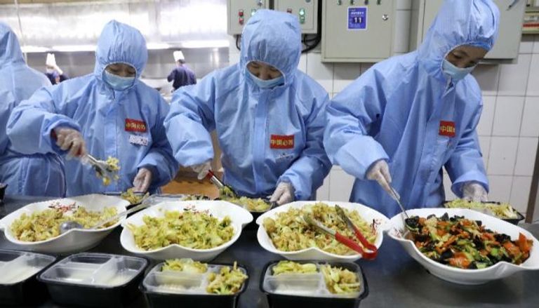 وجبات جاهزة مجانية لأكثر من 200 عامل طبي في مستشفى لعلاج كورونا بالصين