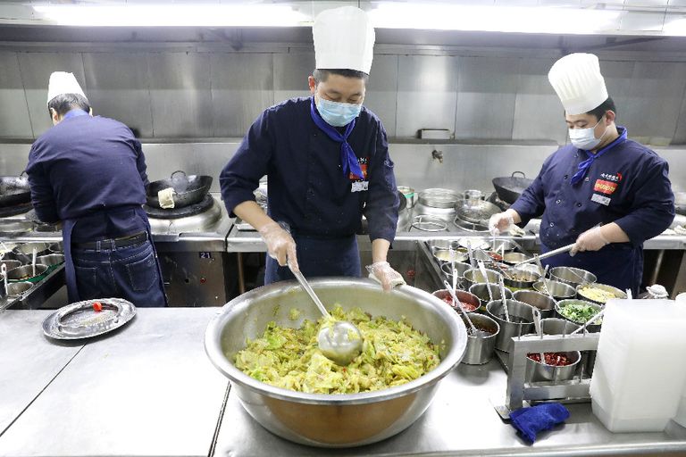 وجبات جاهزة مجانية لأكثر من 200 عامل طبي في مستشفى لعلاج كورونا بالصين