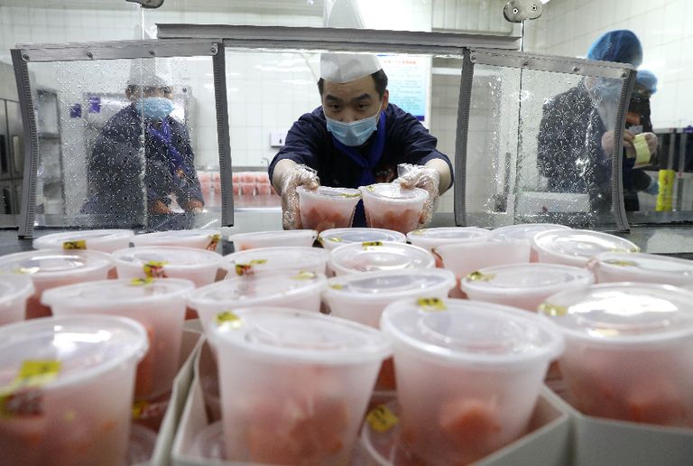 وجبات جاهزة مجانية لأكثر من 200 عامل طبي في مستشفى لعلاج كورونا بالصين
