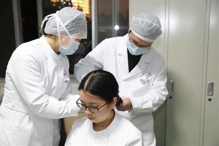 منذ تفشي فيروس كورونا الجديد، يقص كثير من الأطباء والممرضات شعرهم وجبات جاهزة مجانية لأكثر من 200 عامل طبي في مستشفى لعلاج كورونا بالصين