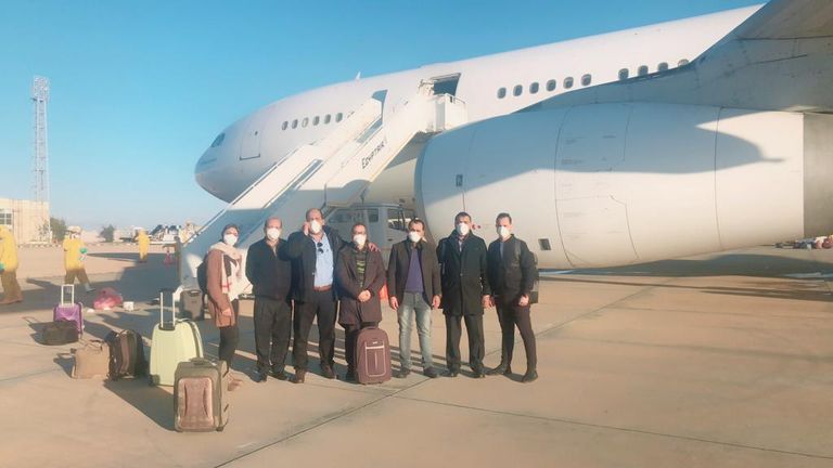 الأطباء أثناء إجراء بعض الفحوصات