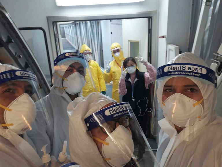 الأطباء أثناء إجراء بعض الفحوصات