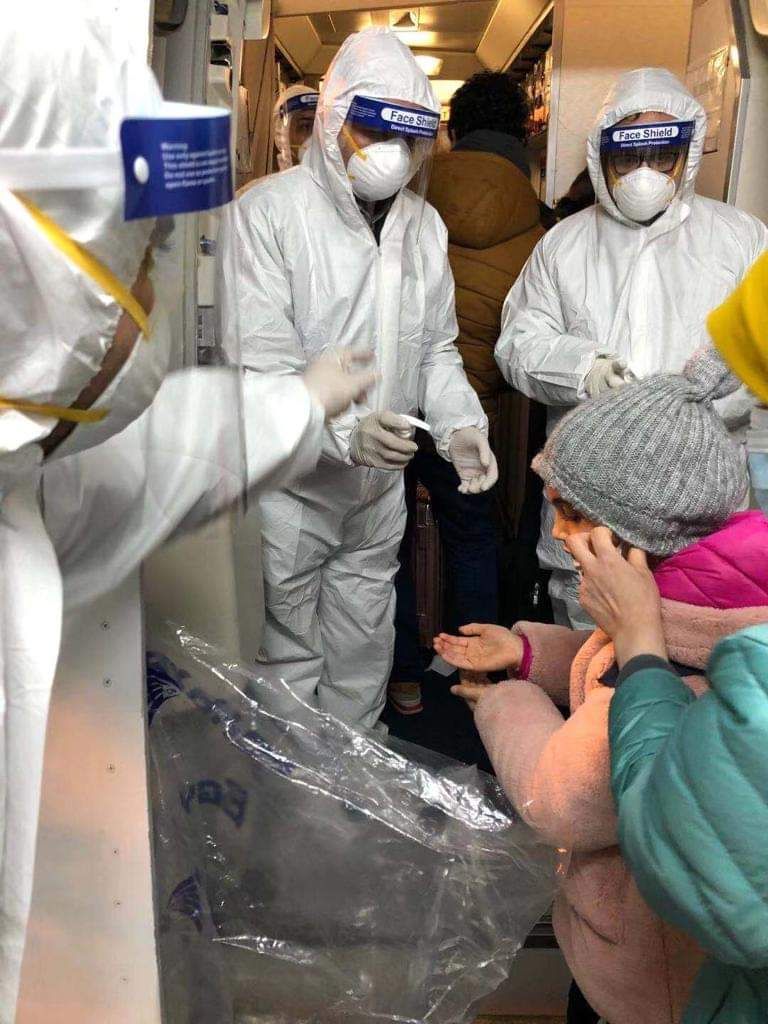 الأطباء أثناء إجراء بعض الفحوصات