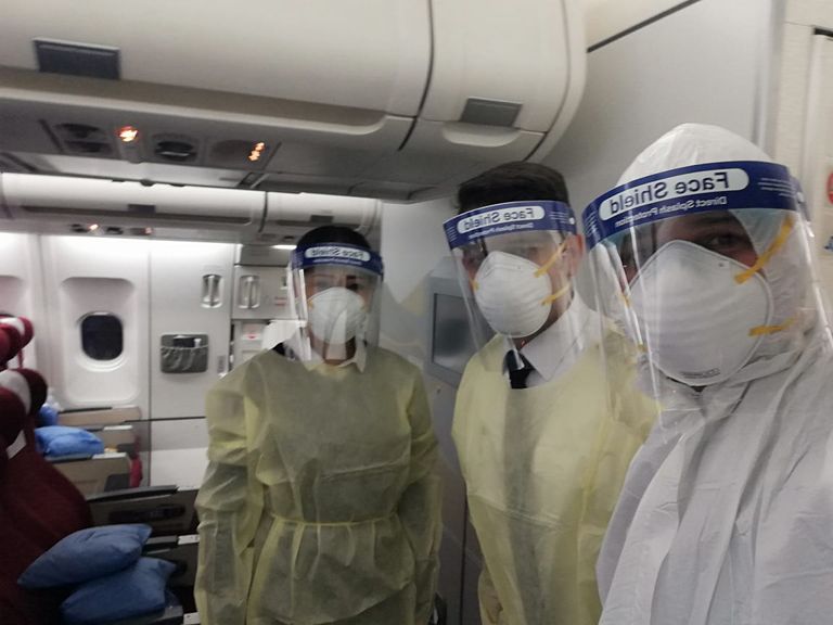 الأطباء أثناء إجراء بعض الفحوصات