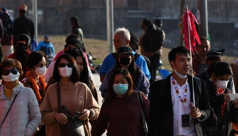 صينيون يرتدون الأقنعة للوقاية من فيروس كورونا الجديد
