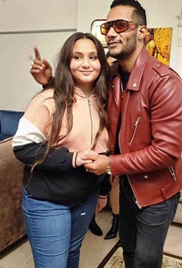 محمد رمضان بجوار شقيقته وخطيبها