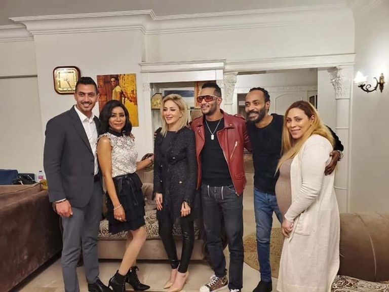 محمد رمضان بجوار شقيقته وخطيبها