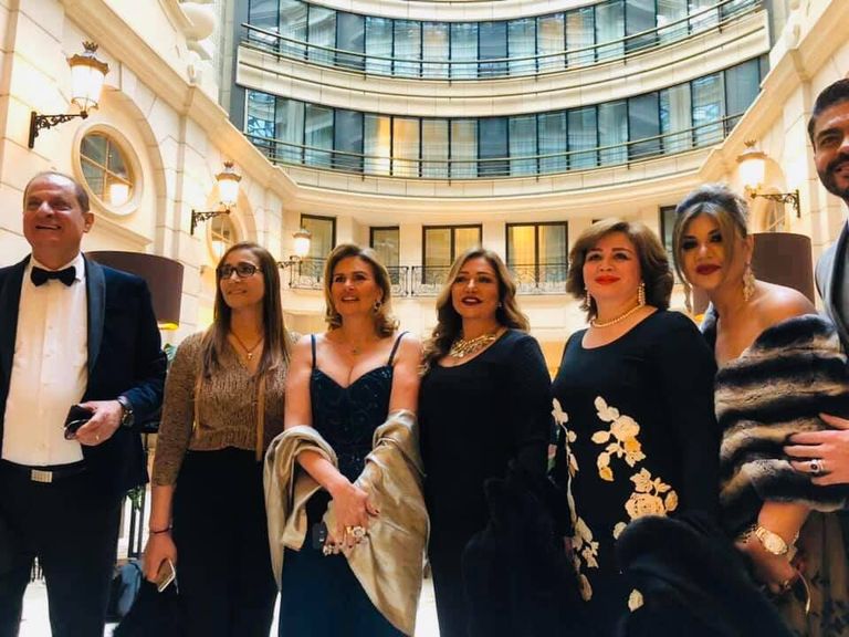 يسرا لحظة استلام درع التكريم