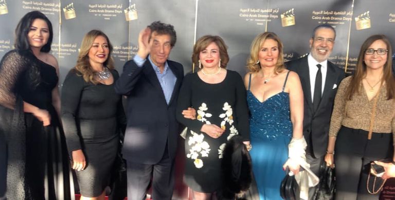 يسرا لحظة استلام درع التكريم