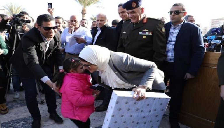 وزيرة الصحة المصرية تقدم الهدايا للأطفال بالحجر الصحي