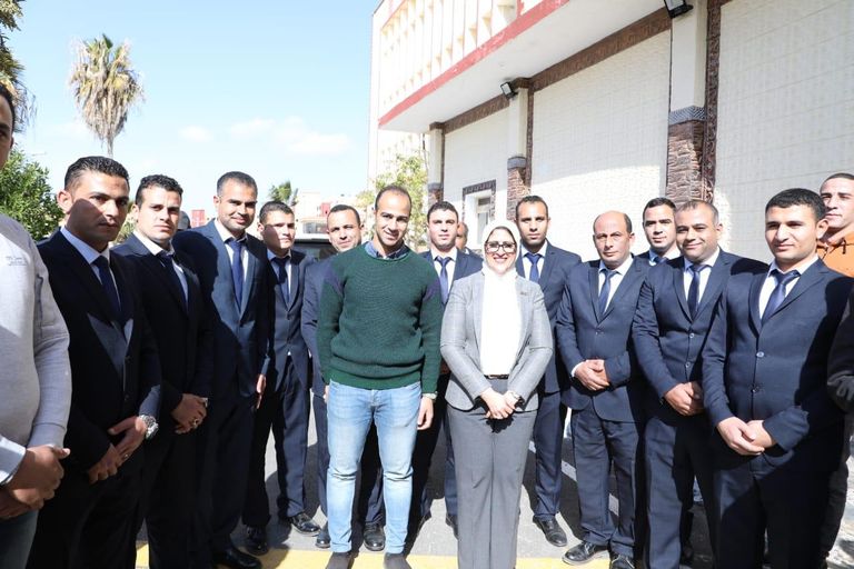 وزيرة الصحة المصرية تقدم الهدايا للأطفال بالحجر الصحي