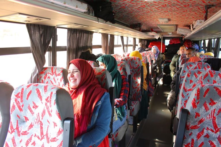 وزيرة الصحة المصرية تقدم الهدايا للأطفال بالحجر الصحي