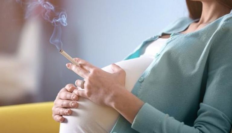 التدخين يسبب أضرارا خطيرة للمرأة الحامل والجنين