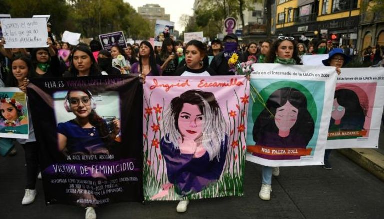 نساء في تظاهرة بمدينة مكسيكو احتجاجا على جرائم القتل