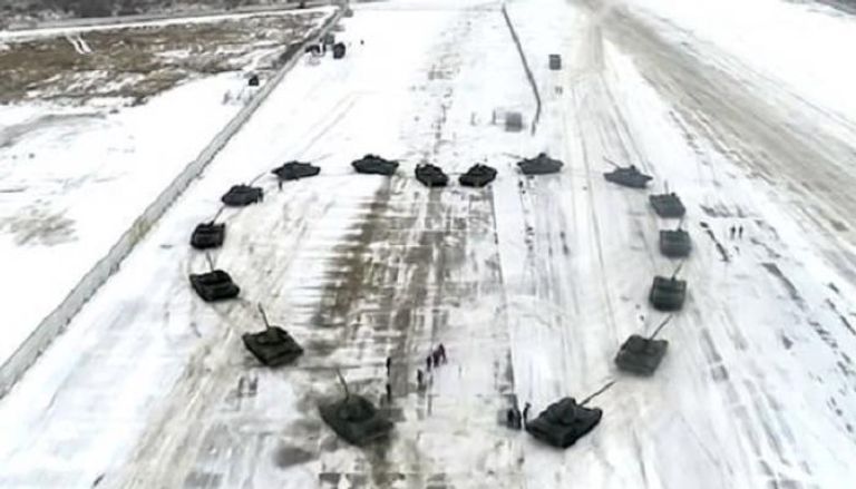تقدم الملازم الروسي بطلب الخطبة وسط حشد من الدبابات