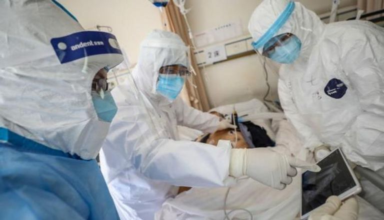 فريق طبي صيني يرتدي الملابس الواقية ضد فيروس كورونا