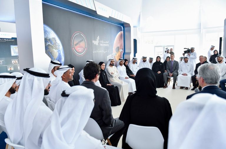 محمد بن راشد يشهد تركيب القطعة الأخيرة من