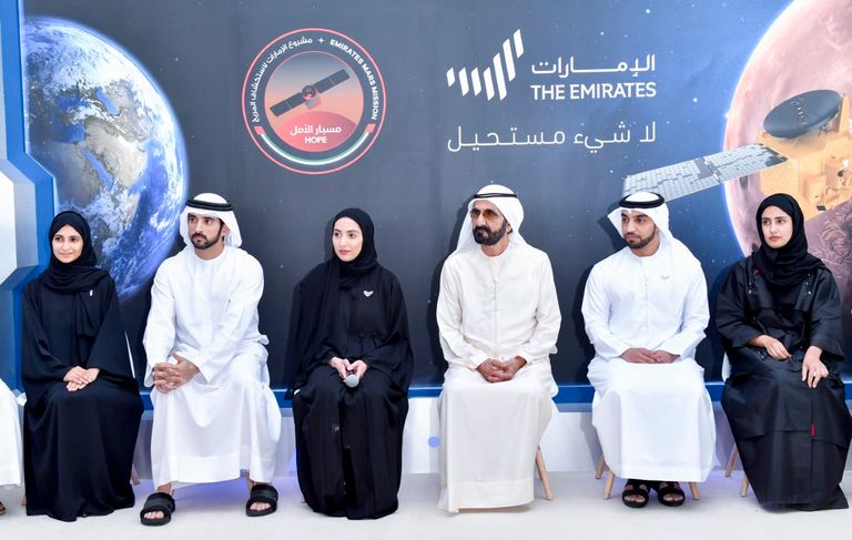 محمد بن راشد يشهد تركيب القطعة الأخيرة من