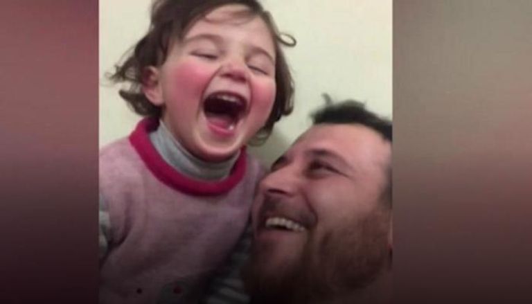 أب سوري يطمئن ابنته بـ"الضحك"