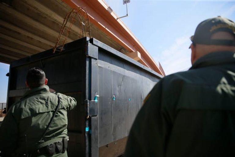 المهربون يصممون سلالم "مموهة" لعبور الجدار الحدودي