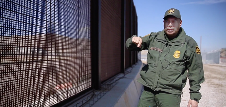 المهربون يصممون سلالم "مموهة" لعبور الجدار الحدودي