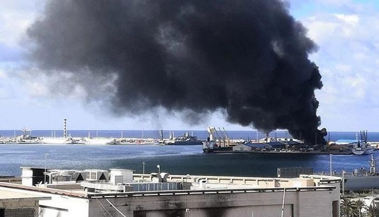 دخان كثيف يتصاعد من السفينة التركية بميناء طرابلس- أرشيفية