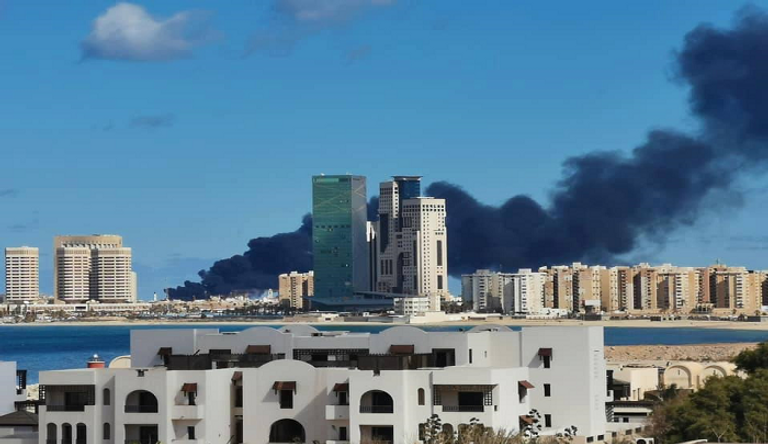 دخان كثيف يتصاعد من السفينة التركية بميناء طرابلس- أرشيفية