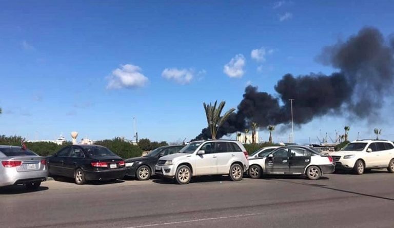 دخان كثيف يتصاعد من السفينة التركية بميناء طرابلس- أرشيفية