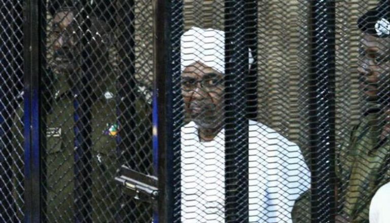 الرئيس السوداني المعزول عمر البشير خلال محاكمته بتهم الفساد