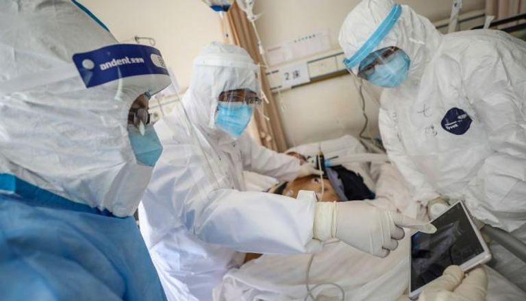 أطباء صينيون يشخصون حالة مصابة بكورونا