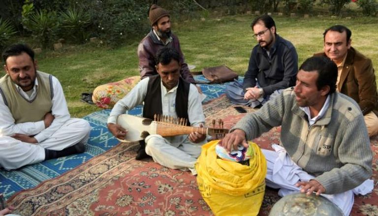 عزف على آلة الربابة التقليدية في بيشاور 