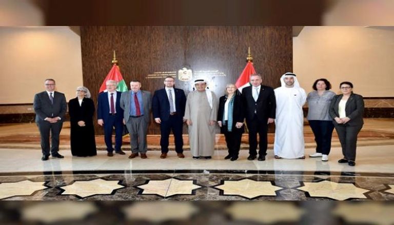 وزير الدولة الإماراتي زكي نسيبة خلال استقباله لوفد برلماني ألماني 