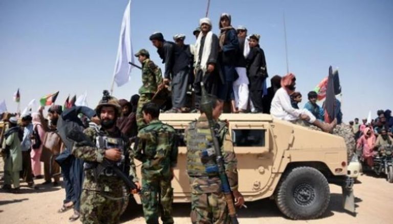 عناصر من طالبان وجنود أفغان أثناء وقف سابق لإطلاق النار 
