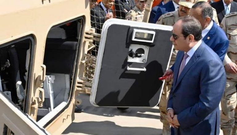 الرئيس المصري عبدالفتاح السيسي يتفقد المدرعة سيناء 200