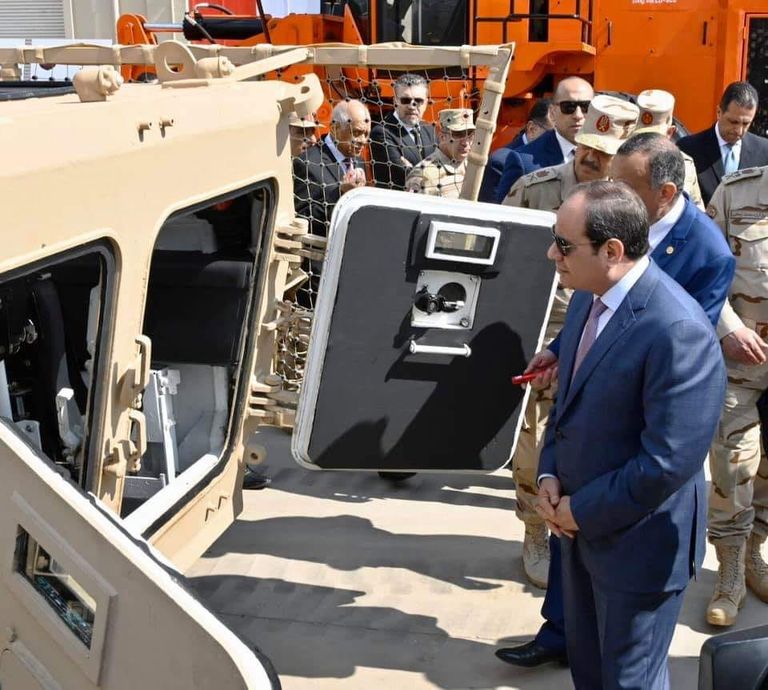 الرئيس المصري عبدالفتاح السيسي يتفقد المدرعة سيناء 200