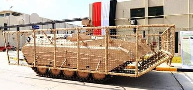 الرئيس المصري عبدالفتاح السيسي يتفقد المدرعة سيناء 200