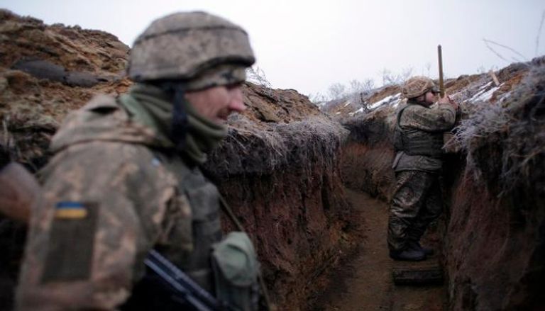 جنديا أوكرانيا على خط المواجهة مع الانفصاليين - أ.ف.ب