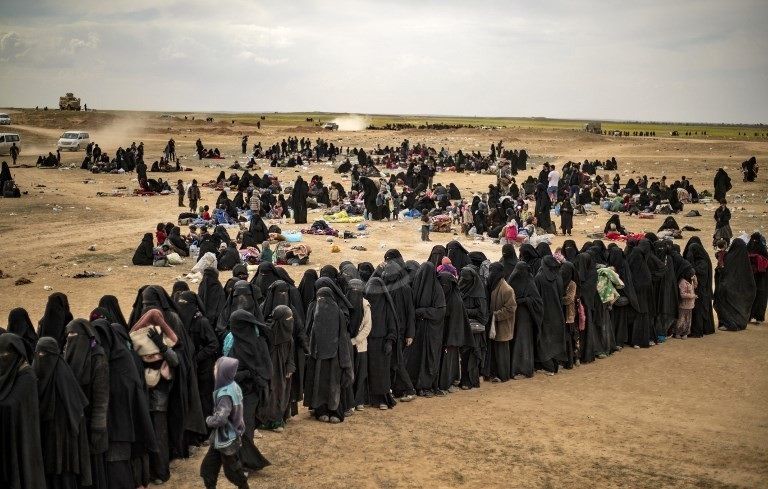 داعشيات عقب معركة الباغوز السورية عناصر من تنظيم داعش بعد الهزيمة على يد قوات التحالف الدولي