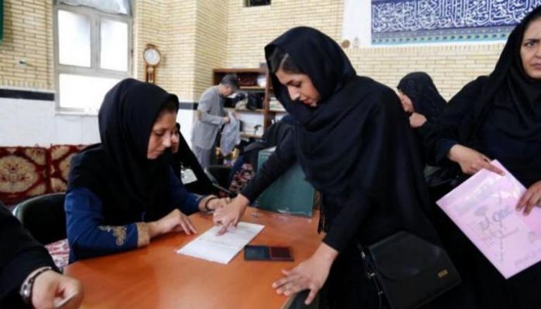 استطلاعات رأي تشير إلى أن الإيرانيين يعتزمون مقاطعة الانتخابات