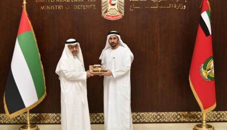 وكيل وزارة الدفاع الإماراتية مطر سالم علي الظاهري أثناء لقائه رئيس الوفد السعودي