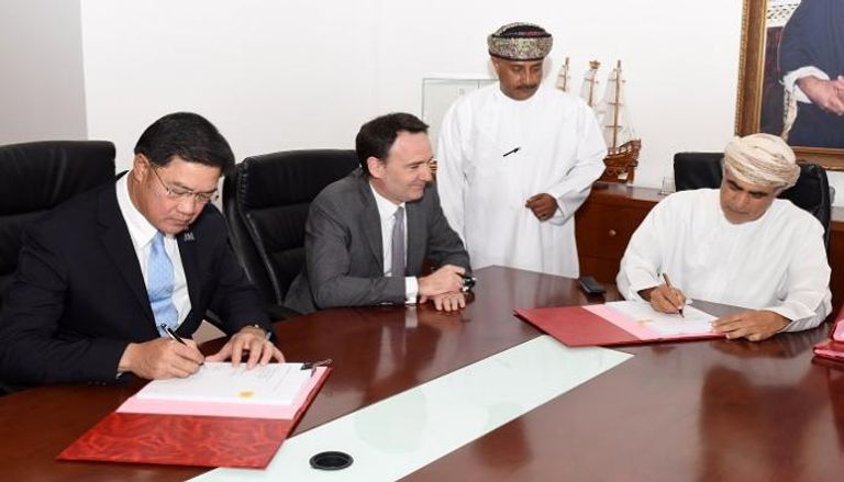 جانب من توقيع الاتفاقية بين سلطنة عمان وشركة توتال