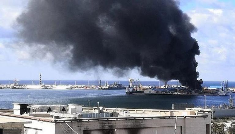 دخان كثيف يتصاعد من ميناء طرابلس بعد قصفه-أرشيفية