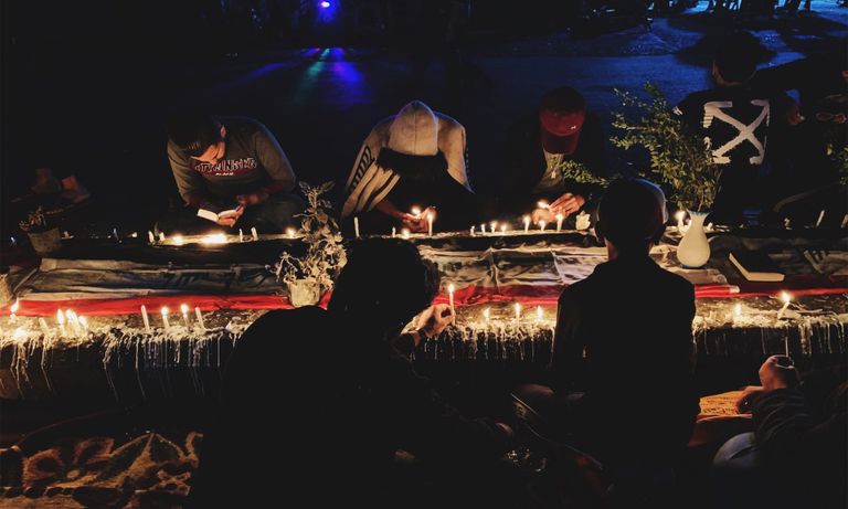 إشعال الشموع حداد على شهداء الاحتجاجات القوات الأمنية تستخدم التعذيب لإرهاب المتظاهرين